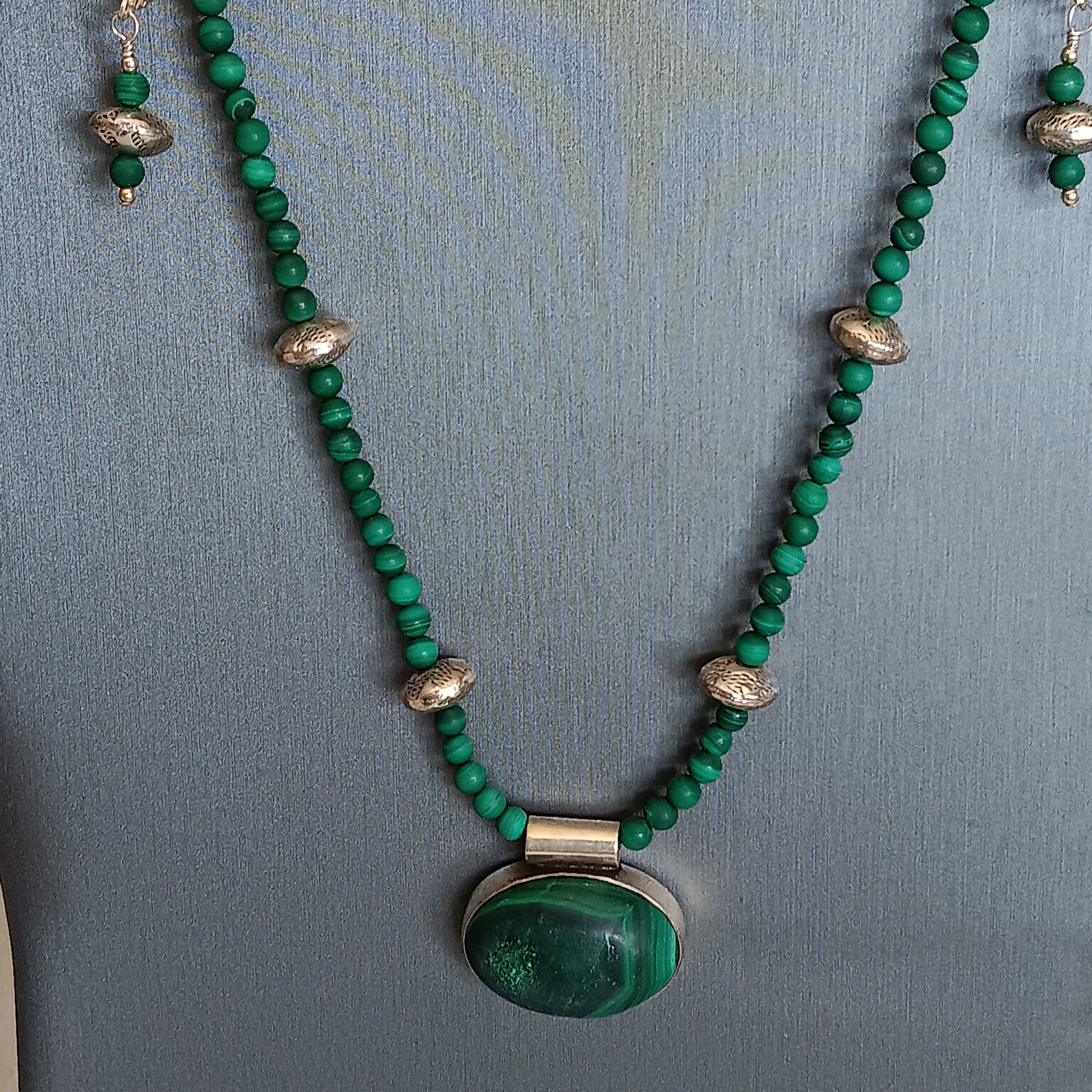 Malachite necklace w/ matching oval pendant